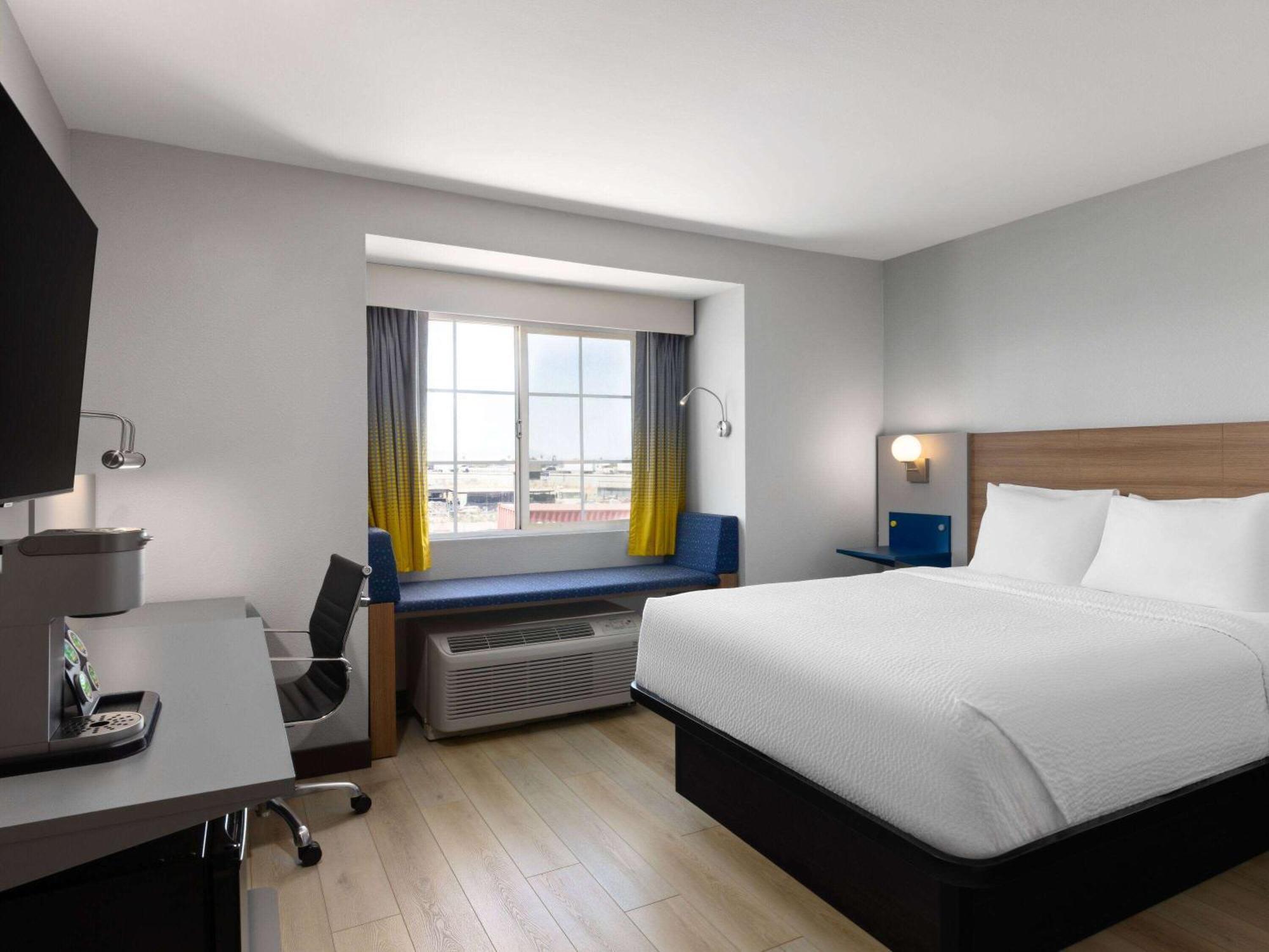 Microtel Inn & Suites By Wyndham Tracy Esterno foto
