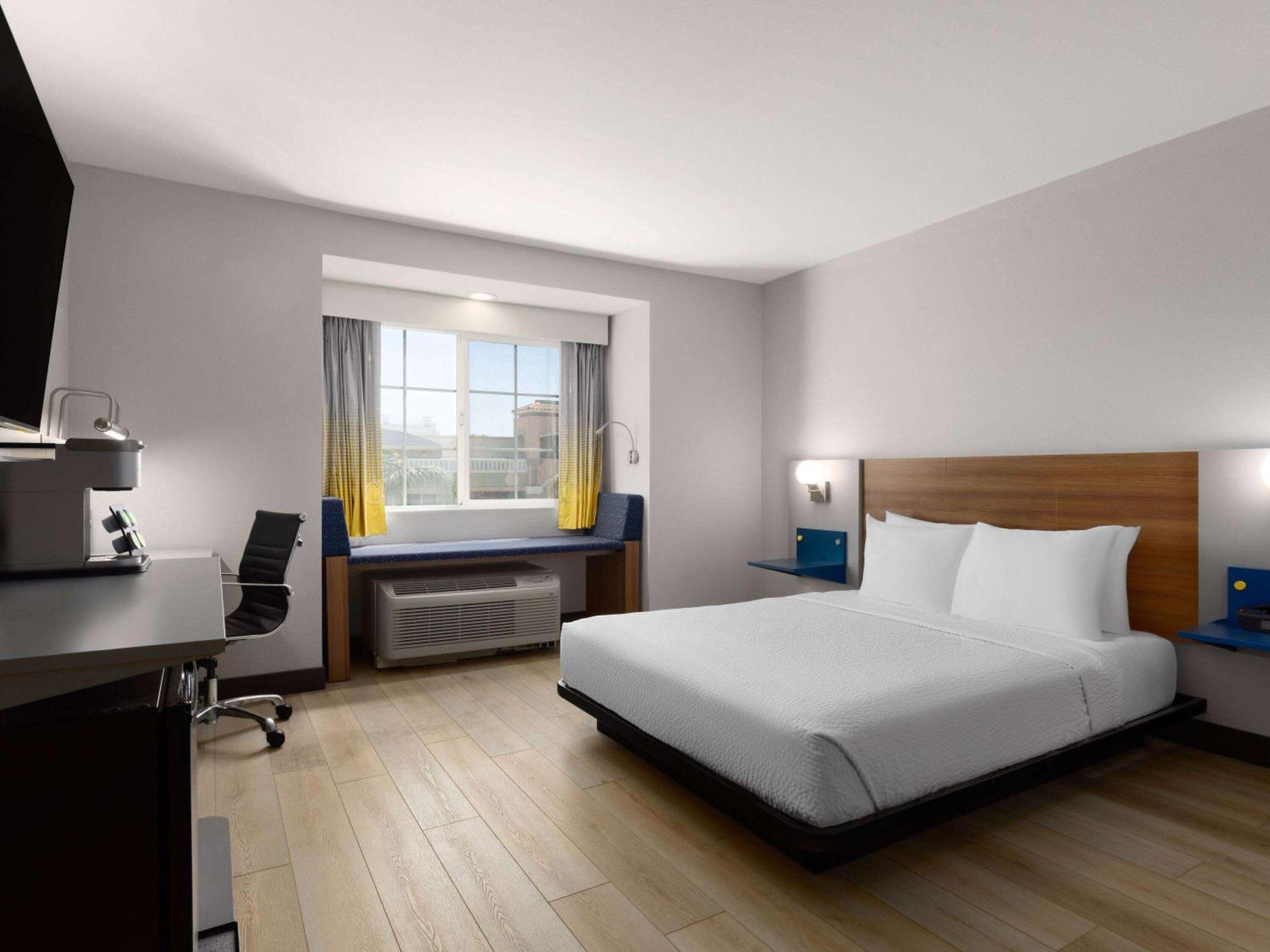 Microtel Inn & Suites By Wyndham Tracy Esterno foto